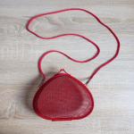 Retró szív alakú piros fém táska